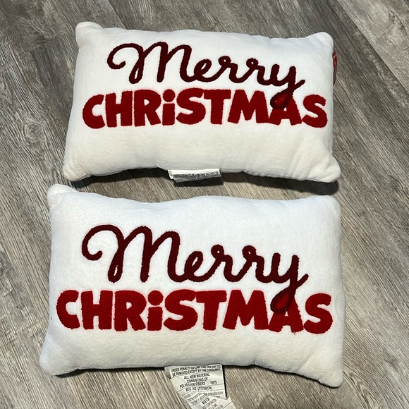 NWT Set of 2 Merry Christmas Decorative Pillows - Picture 1 of 3